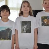 Kinder mit Kuh Falke, Katze Britta und Hund Rexi